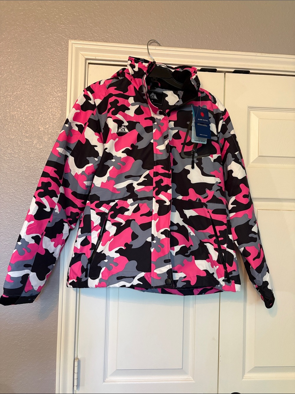 Moerdeng Pink Camouflage Ski Jacket with Black & Gray Accents- - women’s medium